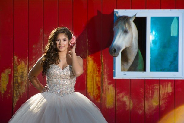 Quinceañera con vestido rosa posando en un parque de Chicago