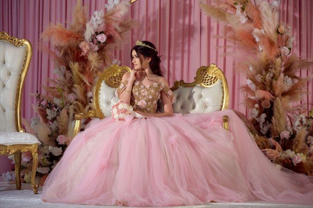 Quinceañera con vestido rosa posando en un parque de Chicago 4